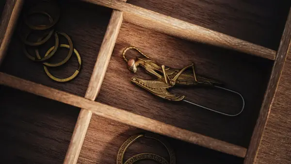 a wooden box filled with lots of different types of scissors